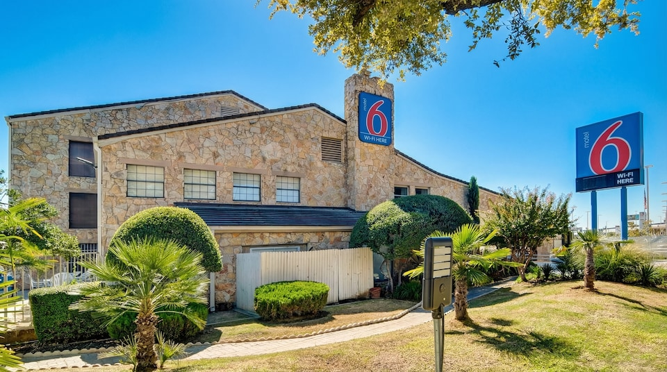 Motel 6 Exterior View