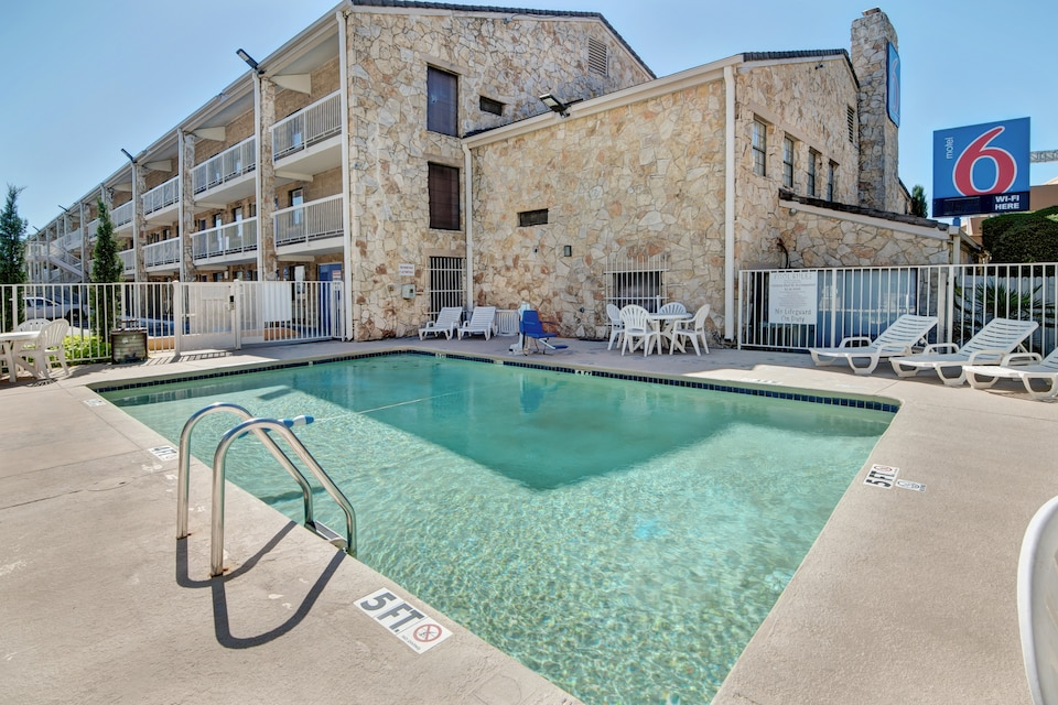Motel 6 Swimming Pool