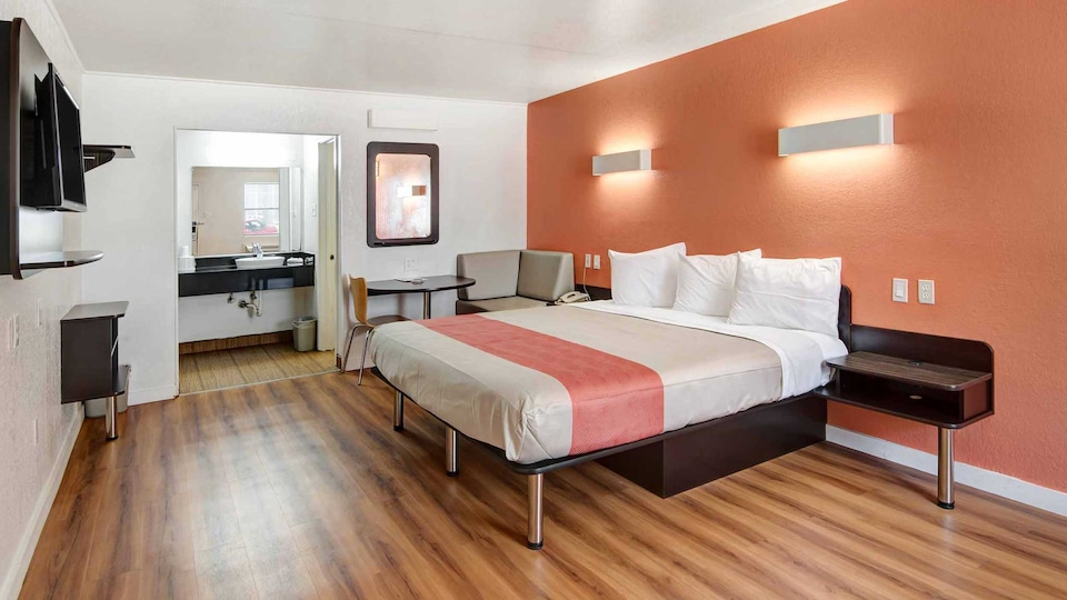 1 King Bed Non-Smoking