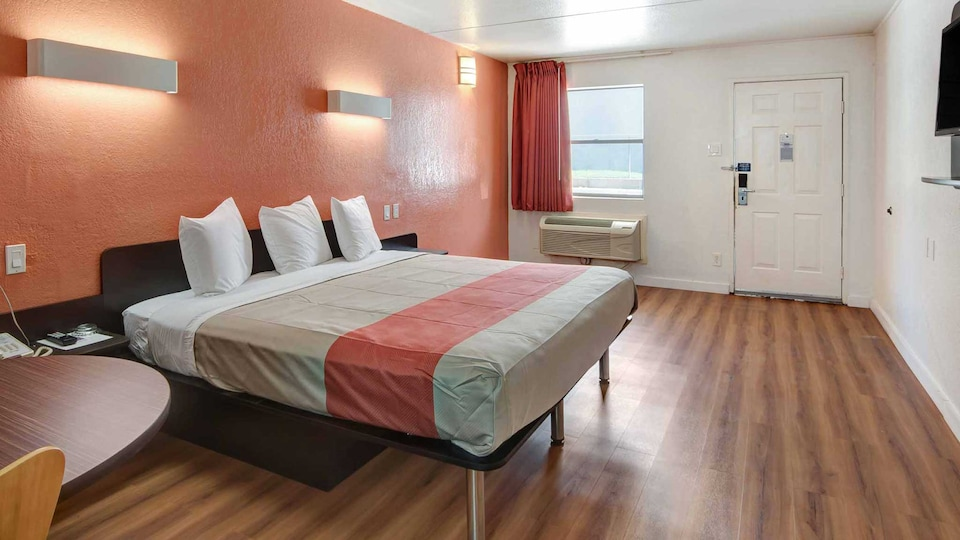 1 Queen Bed Non-Smoking